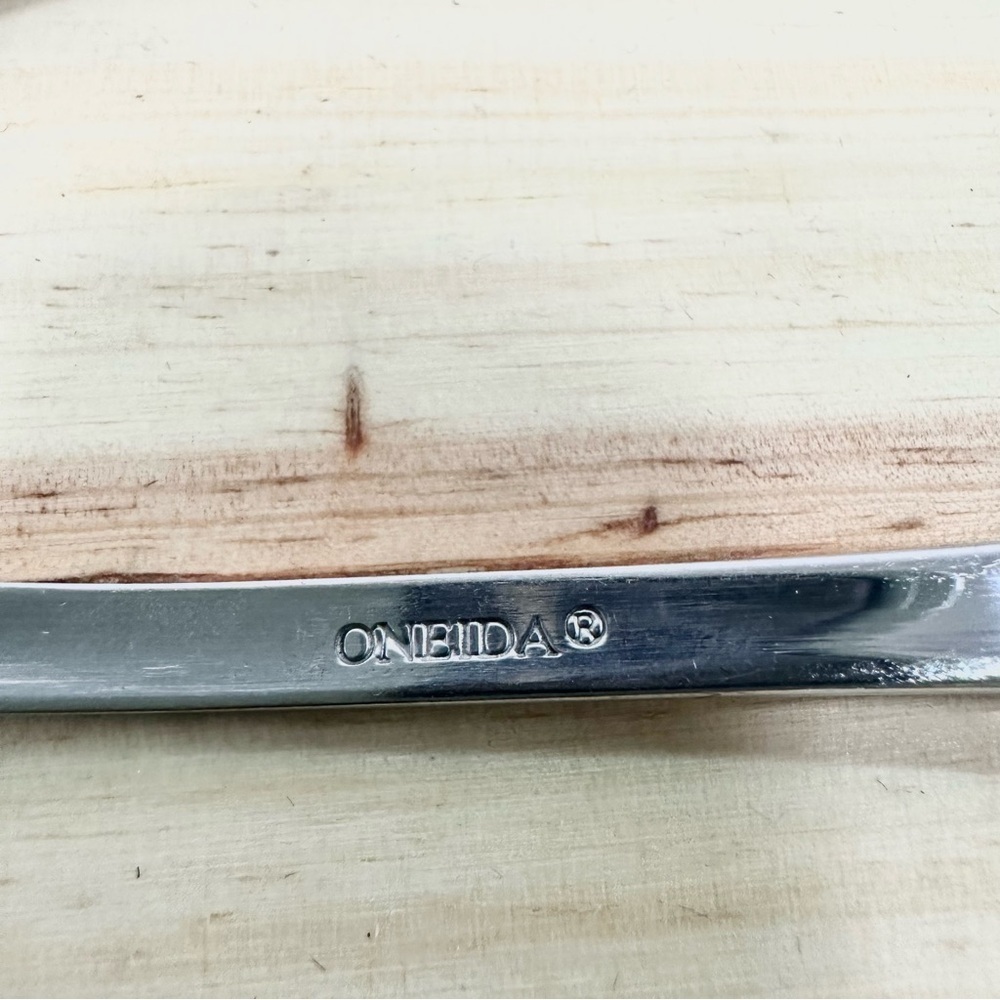 Oneida 16 Piece Stainless Steel Flatware Silverware Emma Set - Picture 5 of 16